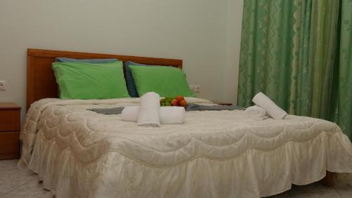 a bed with towels and fruit on top of it at Isabela Apartments in Sarandë