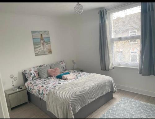 a bedroom with a bed with two stuffed animals on it at Samarlon Home Saxton in Gillingham