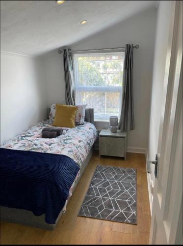 a small bedroom with a bed and a window at Samarlon Home Saxton in Gillingham