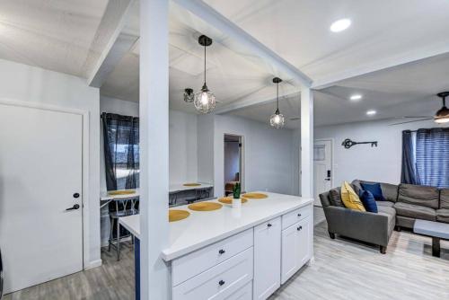 フェニックスにあるModern Home-Downtown-3 Bedroom- King Bedのキッチンとテーブルとソファのあるリビングルーム