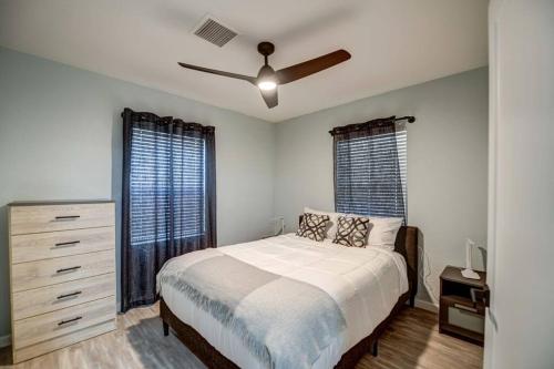 フェニックスにあるModern Home-Downtown-3 Bedroom- King Bedのベッドと天井扇風機のある寝室