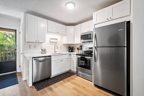 Η κουζίνα ή μικρή κουζίνα στο Peaceful Treetop Condo - 2br/2ba