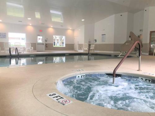 Πισίνα στο ή κοντά στο Peaceful Treetop Condo - 2br/2ba