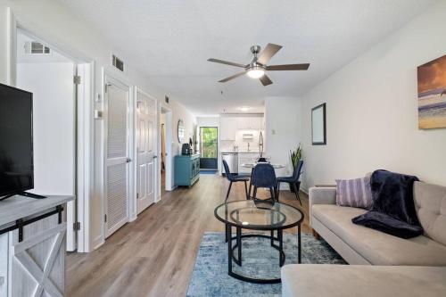 Μια τηλεόραση ή/και κέντρο ψυχαγωγίας στο Peaceful Treetop Condo - 2br/2ba