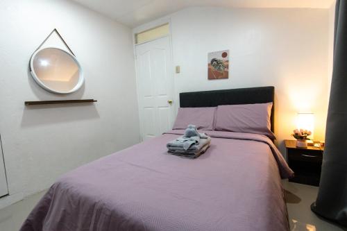 een slaapkamer met een bed met een knuffeldier erop bij Whitehaus BnB in Bais