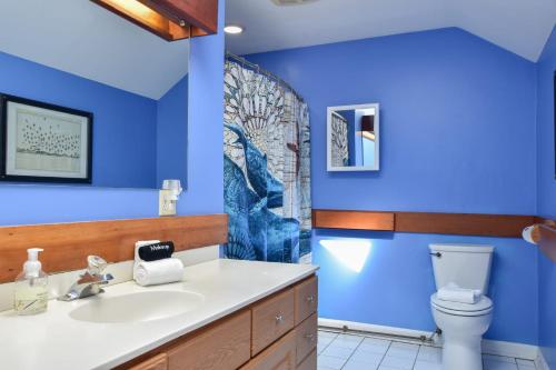 Baño azul con lavabo y aseo en Lake House in Centerville with Private Water Access, en Barnstable
