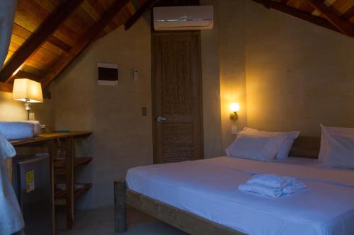 a bedroom with two beds with white sheets and a desk at ADA MARINA, hotel campestre con la mejor vista a Cartagena in Turbaco