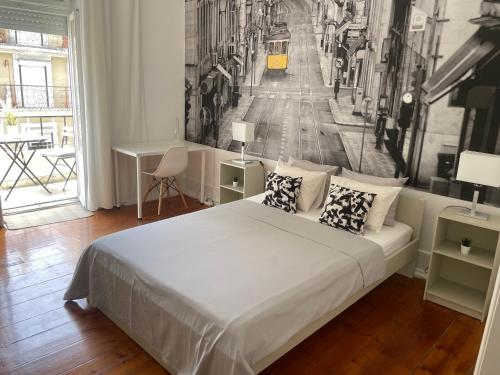 1 dormitorio con 1 cama blanca grande y una pintura en la pared en Quarto com varanda em Arroios 1, en Lisboa