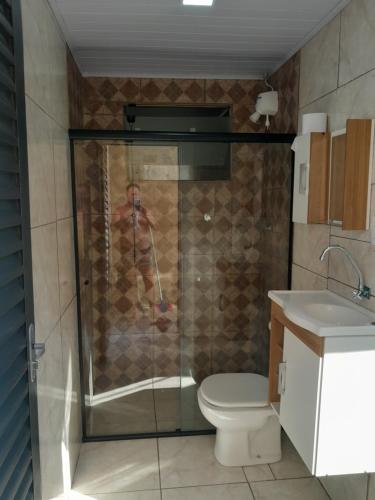 uma casa de banho com um chuveiro, um WC e um lavatório. em RECANTO K9 - SERRA NEGRA SP. No verão e no inverno em Serra Negra