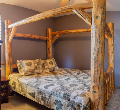 1 dormitorio con litera de madera en una cabaña en Large home less than 5 miles to Yellowstone North Entrance, Sleeps up to 8 en Gardiner