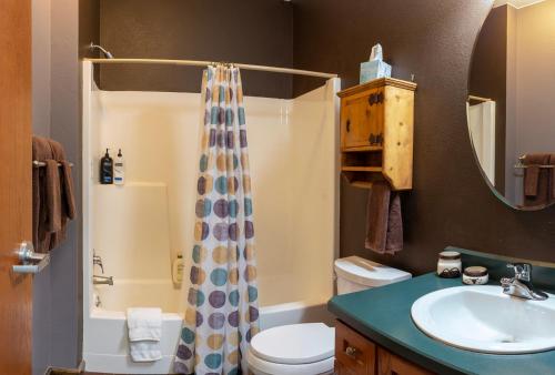 Vonios kambarys apgyvendinimo įstaigoje Large home less than 5 miles to Yellowstone North Entrance, Sleeps up to 8