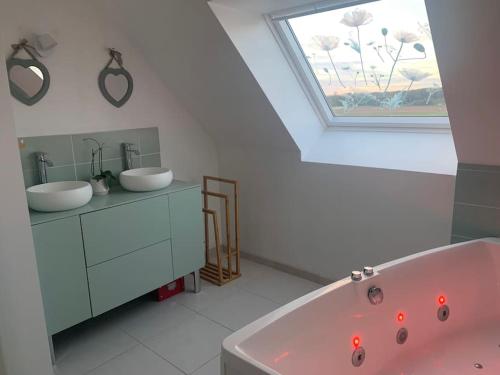Ванная комната в Maison individuelle, campagne, 3 chambres, baignoire balnéo 2 places
