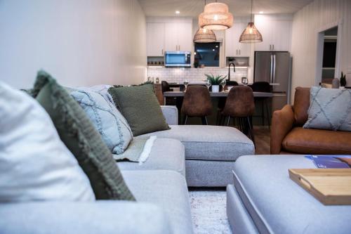 Кухня или мини-кухня в The Stellar Condo - Cozy 2 Bedroom with Hot Tub
