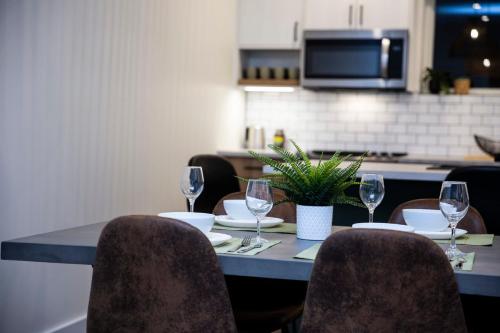 Телевизор и/или развлекательный центр в The Stellar Condo - Cozy 2 Bedroom with Hot Tub