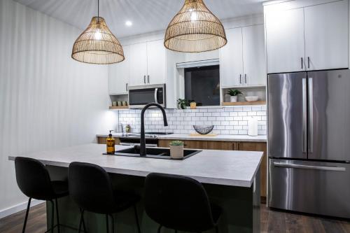 Кухня или мини-кухня в The Stellar Condo - Cozy 2 Bedroom with Hot Tub
