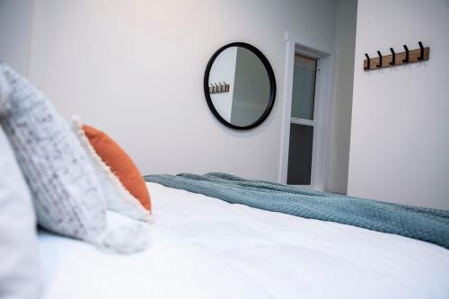 Кровать или кровати в номере The Stellar Condo - Cozy 2 Bedroom with Hot Tub
