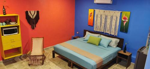 a colorful bedroom with a bed and a tv at Céntrico y Encantador Apartamento Angielin in Valladolid