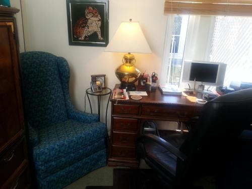 um escritório com uma secretária com uma cadeira e um candeeiro em Centrally located; Walk anywhere! em São Francisco