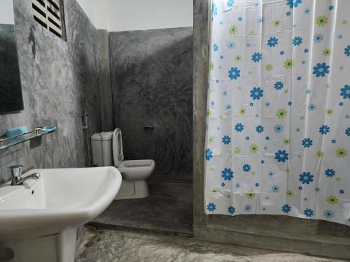 Ένα μπάνιο στο Emily's place in unawatuna