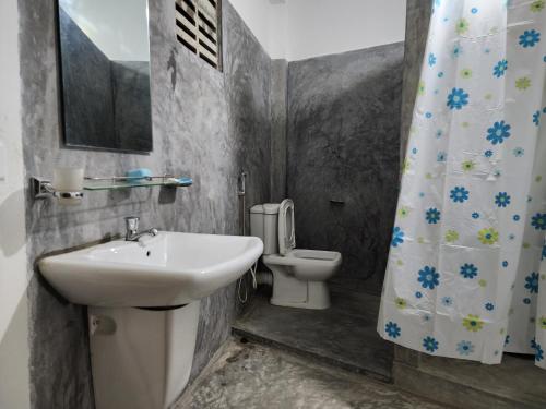 Ένα μπάνιο στο Emily's place in unawatuna