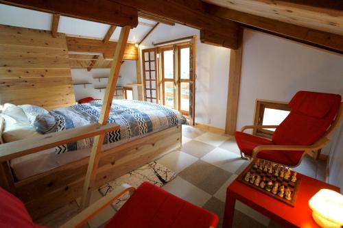 - une chambre avec des lits superposés et une chaise rouge dans l'établissement Alpages - Vacation STAY 11100, à Myōkō