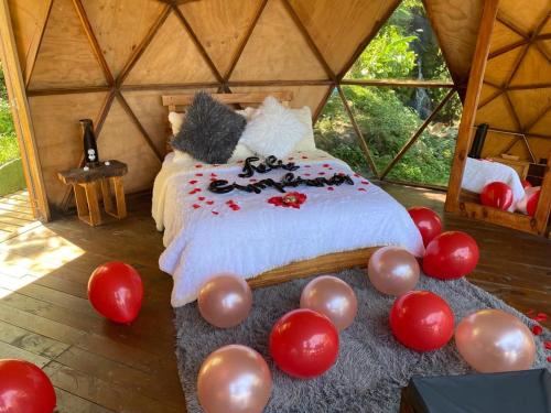 a room with balloons and a bed in a yurt at Glamping Monte Cristal in San Francisco