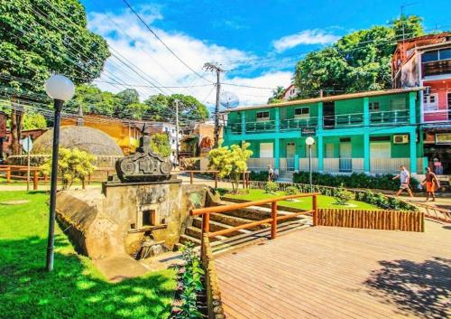 un parque con una fuente frente a un edificio en Residencial Morro de São Paulo Casa Amarela, en Morro de São Paulo