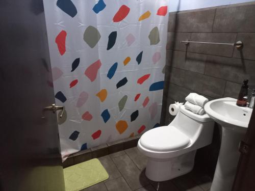 La salle de bains est pourvue de toilettes et d'un lavabo. dans l'établissement Casa Hortensia, à Nicoya