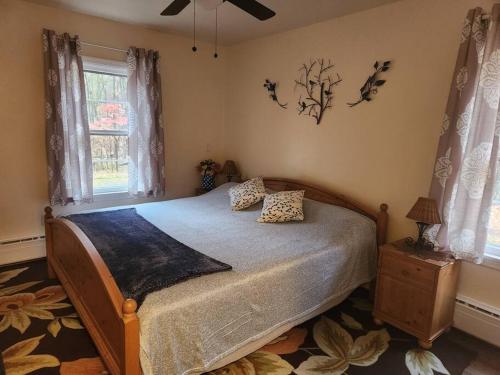 een slaapkamer met een bed met 2 kussens erop bij Near Marist/Vassar/Culinary Inst./Historic Sites! in Pleasant Valley