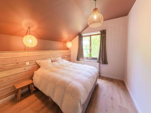 um quarto com uma cama grande e duas luzes em Cosy holiday home in Modave in a charming neighbourhood em Modave