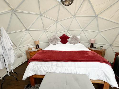 1 dormitorio con 1 cama en una yurta en Glamping Mirador Colina. en San Francisco