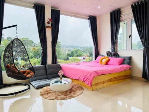 ein Schlafzimmer mit einem rosa Bett und einer Schaukel in der Unterkunft Cloud River Homestay in Da Lat