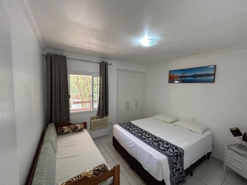 Ένα ή περισσότερα κρεβάτια σε δωμάτιο στο Flat Estudio 220 amarílis 3 Piscinas climatizadas, carregar veiculo eletrico, Bertioga, Riviera de São Lourenço Apartamento estúdio, cozinha equipada completa, serviço de hotelaria, limpeza e trocas diária de toalhas, WI-FI 500 MB