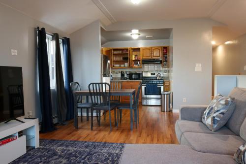 uma sala de estar com uma mesa e uma cozinha em BGI Rentals em Brooklyn
