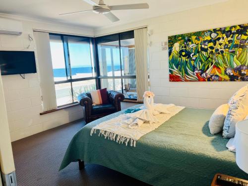 um quarto com uma cama e um quadro na parede em Wallaroo Sunset home em Wallaroo