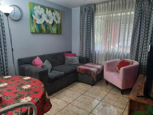 a living room with a couch and a chair at Casa Villa residencial in Maquegua