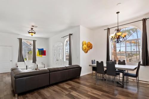 Private 1bedroom for rent in a 3bedroom 2bath unit to share with roommate