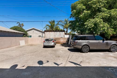 Private 1bedroom for rent in a 3bedroom 2bath unit to share with roommate