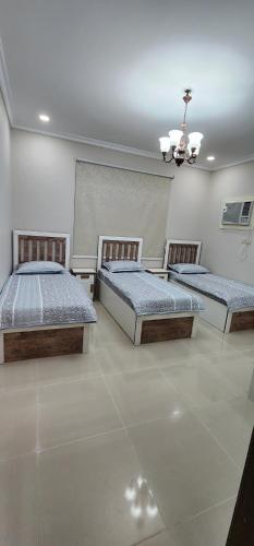 3 Betten in einem Zimmer mit einer Decke in der Unterkunft The best home in Medina