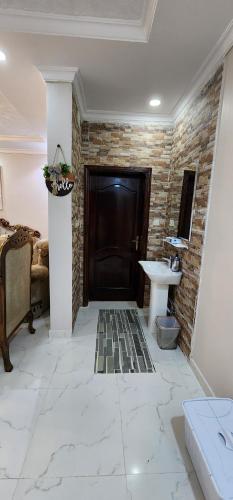 ein Bad mit einer schwarzen Tür und einem Waschbecken in der Unterkunft The best home in Medina