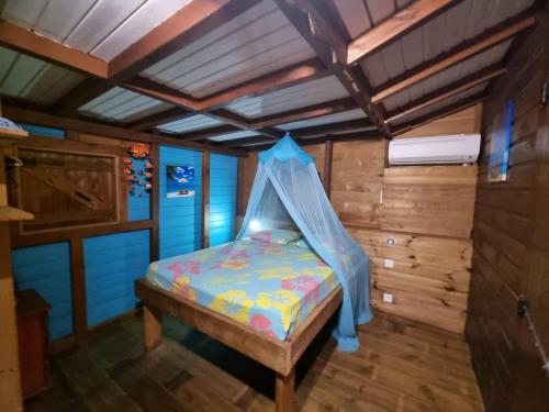 sypialnia z łóżkiem z moskitierą w obiekcie Lodge grenadine w mieście Deshaies