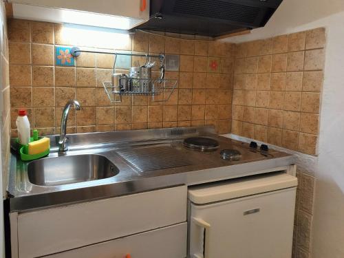 uma pequena cozinha com um lavatório e um fogão em Diva - Free Parking - Explore Center by foot - Close to Helexpo, University & Hospital em Tessalônica