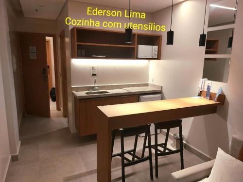 een keuken met een aanrecht, een wastafel en een tafel bij Salinas Premium Resort Varanda in Salinópolis