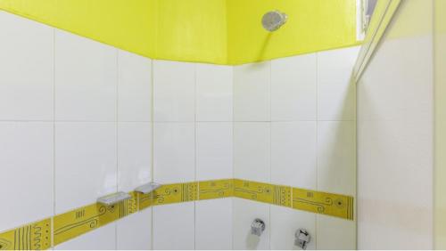 a shower with a yellow measuring tape on the wall at Hotel Rincón de los 3 Ángeles in Asunción Nochixtlán