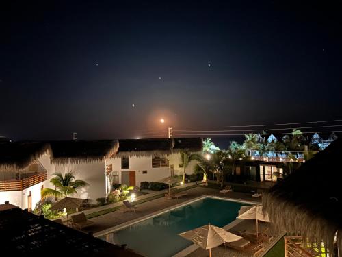 - Vistas a la piscina por la noche en VICHAYITO INN, en Chicama
