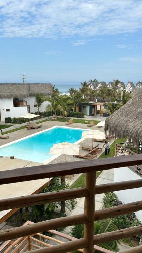 - Balcón con vistas a la piscina en VICHAYITO INN, en Chicama