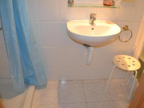 Baño con lavabo blanco y cortina de ducha azul en Apartamento Llançà, 3 dormitorios, 6 personas - ES-170-28, en Llançà