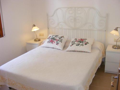 1 dormitorio con 1 cama blanca y 2 almohadas en Apartamento Llançà, 3 dormitorios, 6 personas - ES-170-28, en Llançà