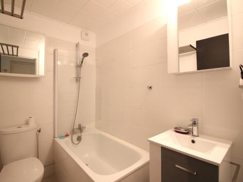 La salle de bains est pourvue de toilettes, d'un lavabo et d'une baignoire. dans l'établissement Appartement Mont-Dore, 2 pièces, 6 personnes - FR-1-415-149, à Le Mont-Dore