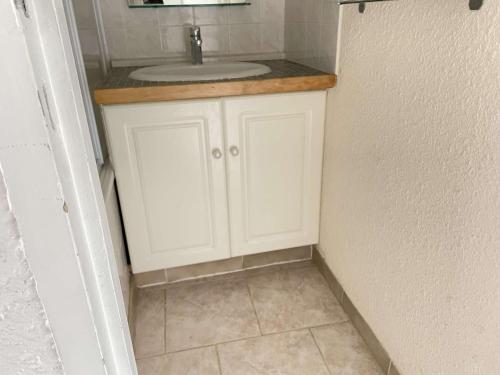 a bathroom with a sink and a white cabinet at Appartement Risoul, 2 pièces, 5 personnes - FR-1-330-570 in Risoul